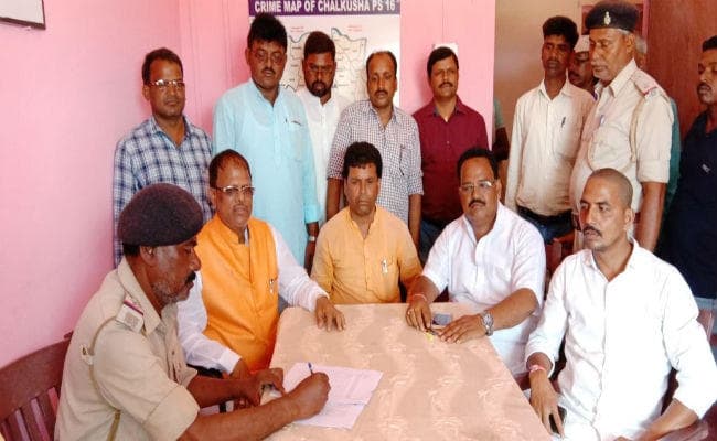 MLA जानकी प्रसाद ने चलकुशा थाना में बाबूलाल मरांडी के खिलाफ दर्ज कराया केस
