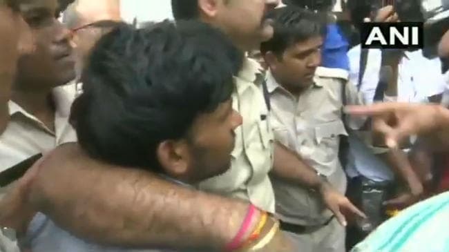 मॉडल को बंधक बनाने वाले सिरफिरे आशिक को रिमांड, देखिए पिटाई का Video