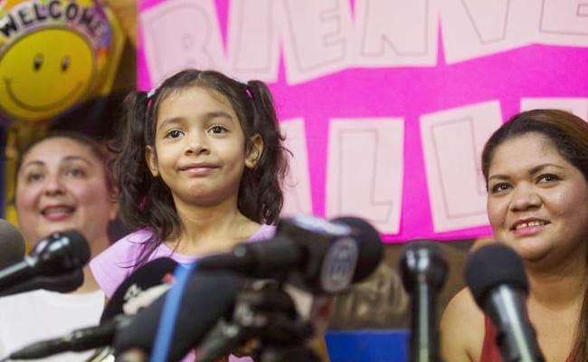 IN PICS : मां से मिली विरोध का चेहरा बनी लड़की