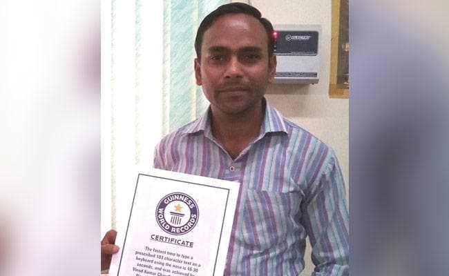 कमाल के टाइपिस्ट : आंख बंद करके, एक उंगली से और नाक से टाइपिंग के विनोद कुमार ने बनाये रिकॉर्ड