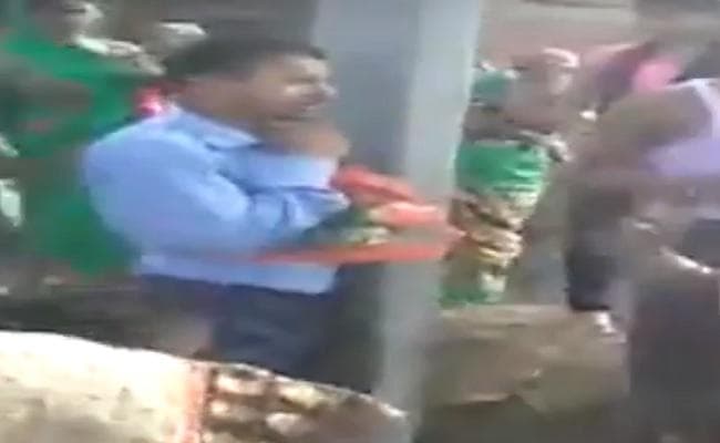 बिहार : स्‍वच्‍छता कर्मी को पोल में बांध कर पिटाई करने का वीडियो वायरल
