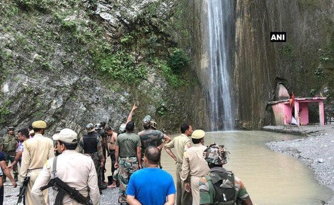 जम्मू-कश्मीर में जलप्रपात में चट्टान गिरने से सात की मौत, 30 जख्मी