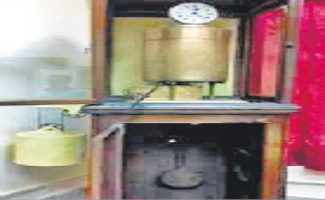 ट्रीटमेंट प्लांट को समय बताती है 100 साल पुरानी घड़ी
