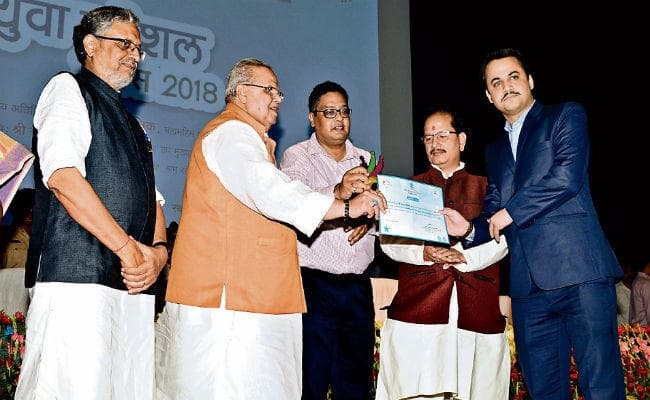 विश्व युवा कौशल दिवस पर राज्यपाल सत्यपाल मलिक ने कहा, बाजार की मांग के अनुसार युवाओं को बनाया जाये हुनरमंद