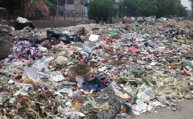 निगम की मनमानी, अब रेफरल अस्पताल परिसर में डंप कर दिया शहर का कचरा