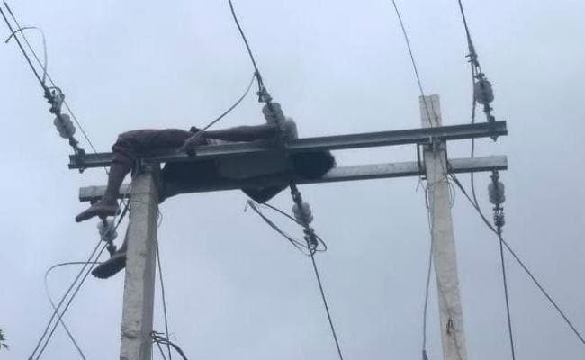 लापरवाही ने ले ली एक और बिजली मिस्त्री की जान, सड़क जाम कर मुआवजे की मांग