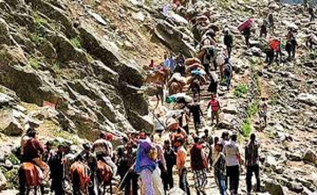 अमरनाथ यात्रा : मोटरसाइकिल से दोस्त का शव ले जा रहे दो श्रद्धालुओं को पुलिस ने पकड़ा