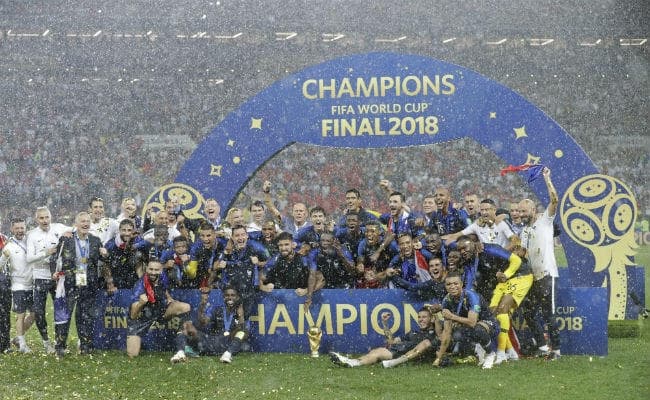 ध्वज, गानों और गर्व के साथ फ्रांस ने मनाया जीत का जश्न