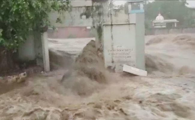 गुजरात में भारी बारिश से तबाही, अगले 5 दिन राहत नहीं, अलर्ट पर NDRF और वायुसेना