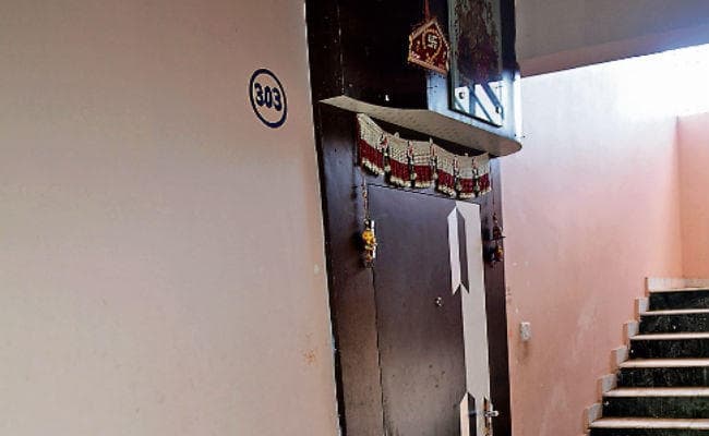 हजारीबाग : महेश्वरी परिवार की मौत का मामला, फॉरेंसिक टीम ने फ्लैट से सामान जब्त किये पड़ोसियों से पूछताछ