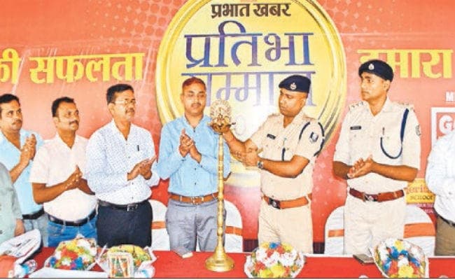 बक्सर : प्रभात खबर प्रतिभा सम्मान समारोह, मेधावी छात्र-छात्राओं  को मिला प्रमाणपत्र