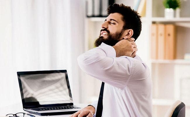 सही बॉडी पोस्चर व बचाव से दूर रहेगा डेस्क जॉब का गर्दन व कमर दर्द