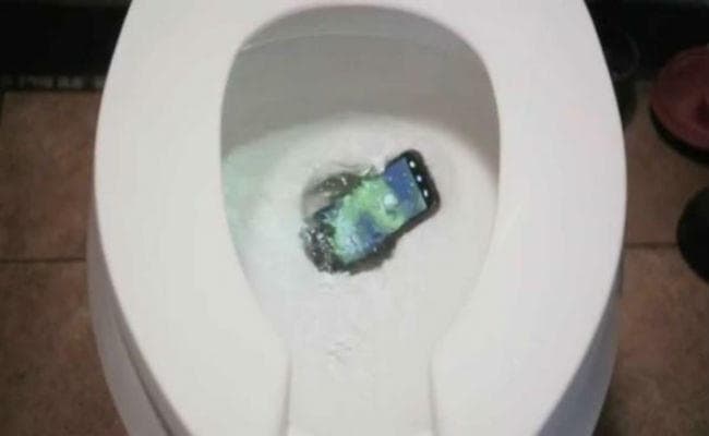14 हजार का स्मार्टफोन टॉयलेट में गिरा, निकाने के लिए हाथ डाला, बुलानी पड़ी फायरब्रिगेड और पुलिस