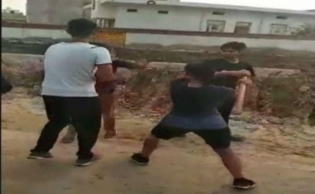 राजस्थान के भरतपुर में लड़की ने लड़के को डंडे से पीटा कहा, हमें कमजोर ना समझें