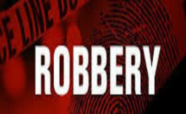 नौकर की हत्या कर लाखों का सामान साथ ले गये डकैत, पति-पत्नी की भी जमकर की पिटाई हालत गंभीर