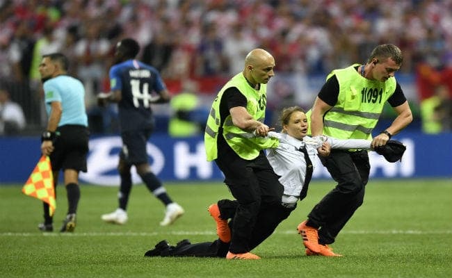 FIFA WC : विश्व कप फाइनल के दौरान मैदान पर घुसे 4 लोगों को जेल
