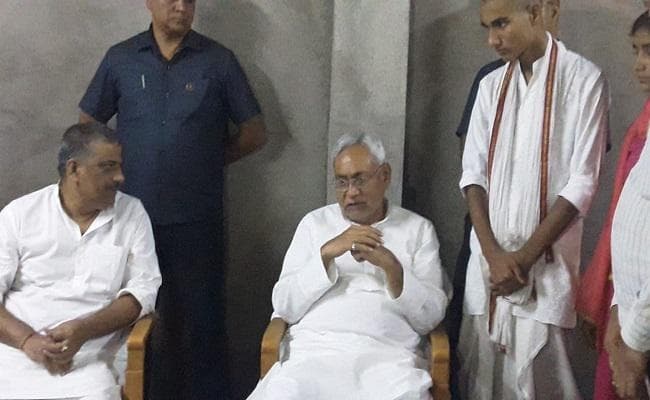 मुख्यमंत्री नीतीश कुमार ने दिवंगत वकील अशोक महतो को दी श्रद्धांजलि