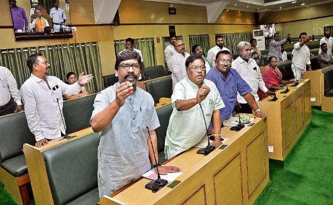 रांची : भूमि अधिग्रहण बिल निरस्त करने को लेकर सदन में विपक्ष का हंगामा, दूसरे दिन 27 मिनट चला सदन, कार्यवाही स्थगित