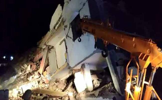 नोएडा: इमारत ढहने के मामले में तीन गिरफ्तार, 18 के खिलाफ मामला दर्ज, मजिस्ट्रेटी जांच के आदेश