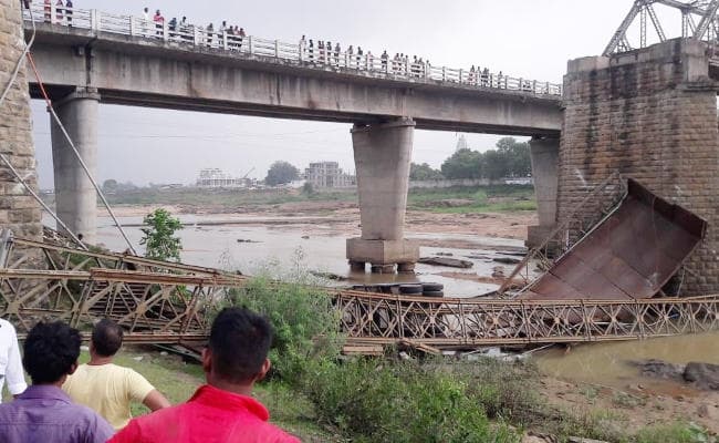 IN PICS : झारखंड में आधी रात को बराकर नदी पार कर रहा था मक्का लदा ट्रेलर, धंस गया पुल