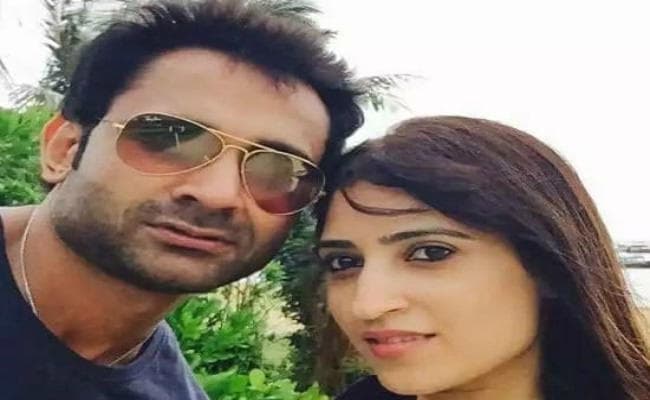 पति के तलाकशुदा होने की बात छुपाने से आहत थी फ्लाइट अटेंडेंट