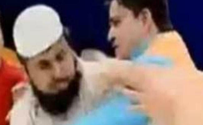 लाइव शो पर बदसलूकीः टीवी शो के दौरान मौलवी ने महिला को पीटा, हुआ गिरफ्तार