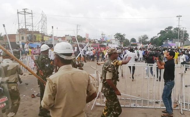 Ranchi : यूथ कांग्रेस की पत्थरबाजी में सिटी एसपी घायल, पुलिस ने लाठीचार्ज किया, आंसू गैस के गोले दागे