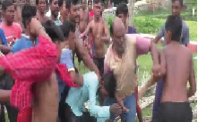 बच्चा चोर की अफवाह पर युवक की सामूहिक पिटाई