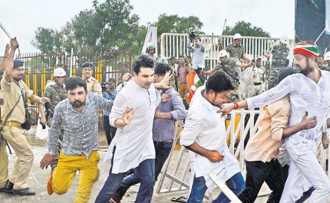 युवा कांग्रेस के प्रदर्शन में लाठीचार्ज, नेताओं समेत पुलिसकर्मी भी घायल, एनएसयूआइ नेताओं पर दर्ज होगी प्राथमिकी