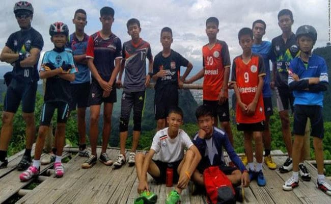 थाईलैंड : समय काटने को खोद रहे थे गुफा, चिपक कर बैठे थे बच्चे