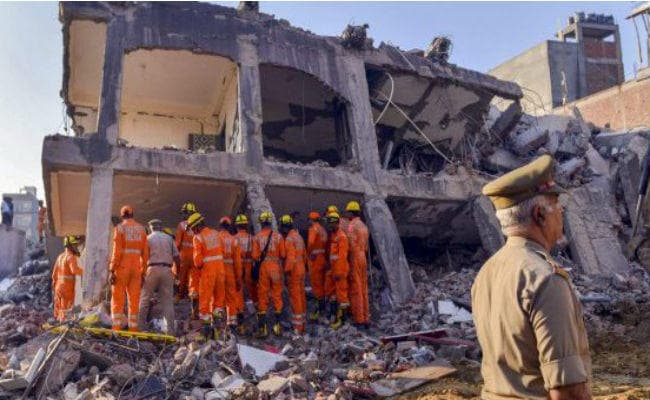 इमारत हादसा : नौवां शव बरामद, पुलिस ने चार लोगों को गिरफ्तार किया