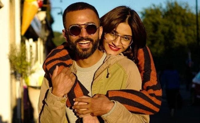 सोनम ने बताया- इस वजह से की आनंद आहूजा संग शादी