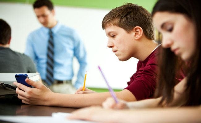 सितंबर से स्कूलों में मोबाइल फोन बैन कर देगी यहां की सरकार, जानें