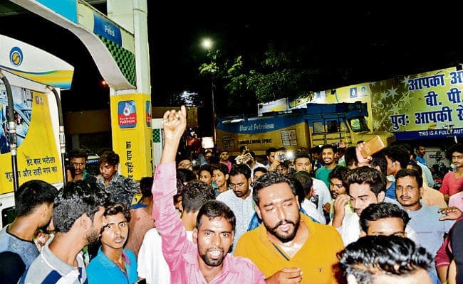 गया : पेट्रोल में पानी मिलाने का आरोप हंगामा, जांच के लिए सैंपल भेजा