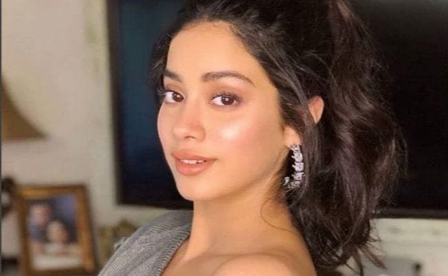 मुझे और सारा अली खान को एक-दूसरे के खिलाफ खड़ा किया जाना दुर्भाग्यपूर्ण: जाह्नवी कपूर