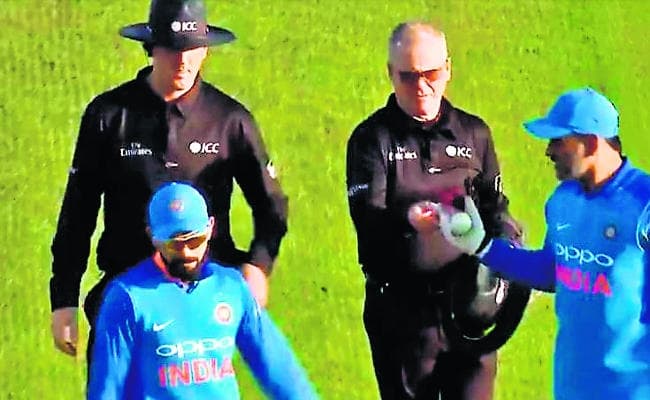 धौनी नहीं ले रहे संन्यास, कोच को दिखाने के लिए गेंद ली