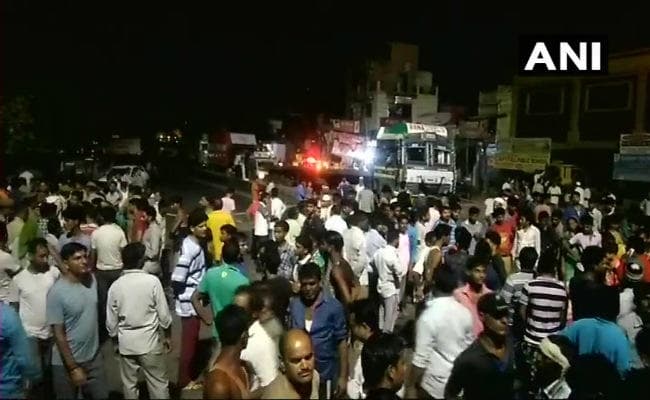 मेरठ : पूर्व सांसद के भाई की मीट कंपनी में गैस से तीन की मौत, शवों को अस्पताल के बाहर फेंका