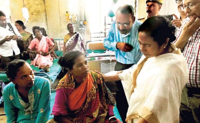 कोलकाता : अस्पताल पहुंचीं ममता, पीएम की सभा के दौरान गिरा था शामियाना, गंभीर रूप से घायल 5 को मिलेंगे एक-एक लाख