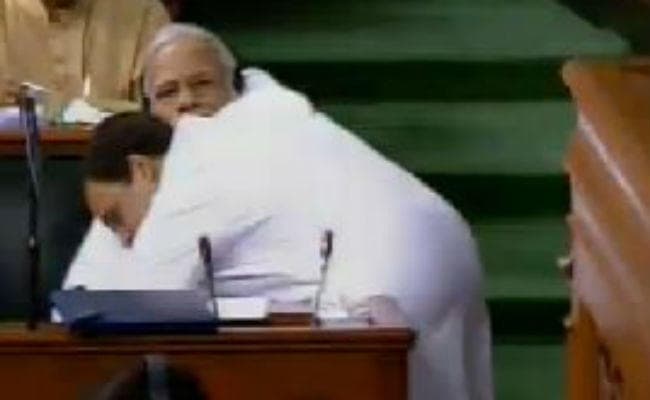 ...जब भाषण समाप्त करने के बाद पीएम मोदी  के गले मिले राहुल गांधी, देखें वीडियो