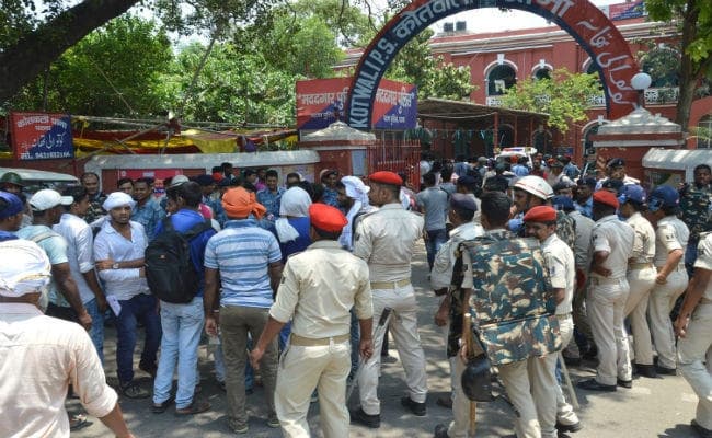 विधानसभा घेराव करने जा रहे सैकड़ों पुलिस अभ्यर्थियों को पुलिस ने लिया हिरासत में