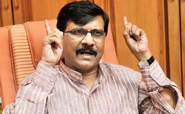 संसद में मोदी को गले लगाने पर शिवसेना ने की राहुल की तारीफ, मोदी के लिए बताया हैरत भरा