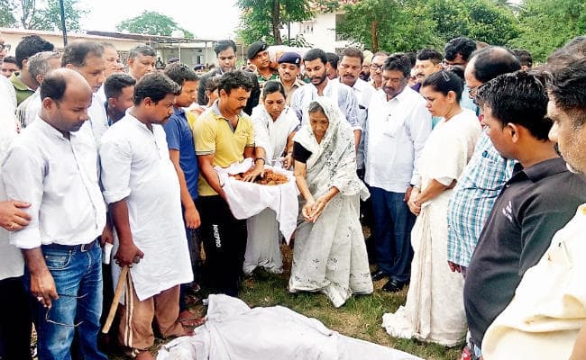 चाईबासा : राजकीय सम्मान के साथ की गयी पूर्व मंत्री श्यामूचरण की अंत्येष्टि