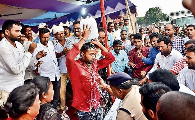 रांची : मुखिया संघ के प्रदेश संयोजक ने किया आत्मदाह का प्रयास, प्रशासन ने बचाया