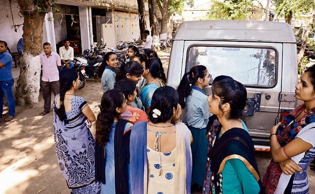 छात्रा से छेड़खानी, स्कूल में तोड़फोड़