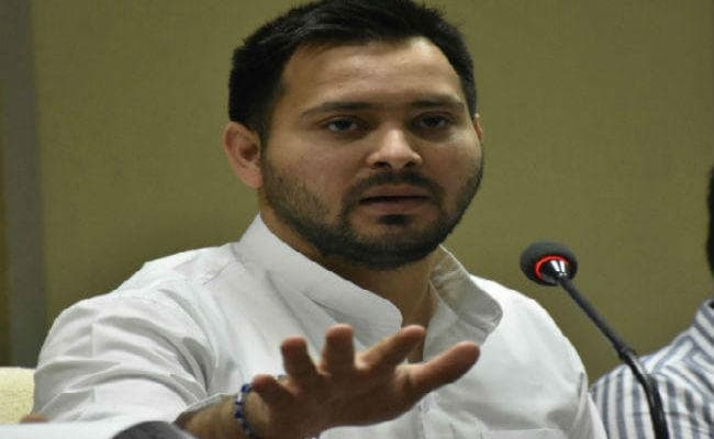 पटना : जनता की नजरों में तो गिर गयी है सरकार : तेजस्वी यादव