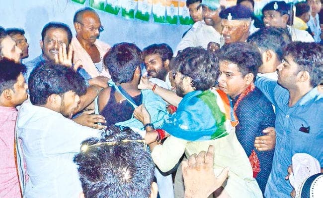 भागलपुर : बिहार प्रभारी के सामने आपस में ही भिड़े कांग्रेसी कार्यकर्ता, कमीज फाड़ी, पकड़े कॉलर