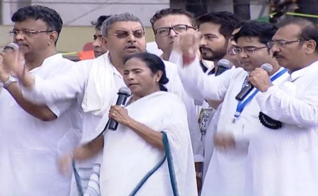 VIDEO : शहीद दिवस रैली में भाजपा पर बरसीं ममता, चंदन मित्रा और कांग्रेस के 4 विधायक तृणमूल में शामिल