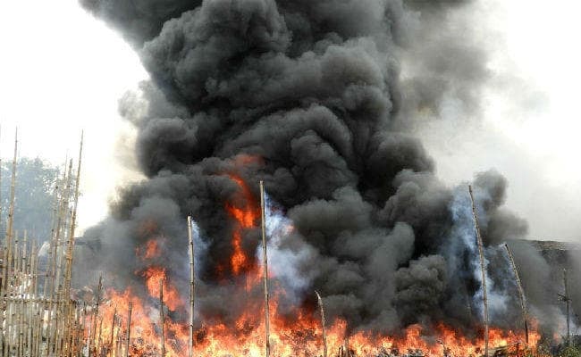 पटना : दीघा रेलवे स्टेशन के पास लगी भीषण आग, ट्रेन परिचालन भी रोका गया