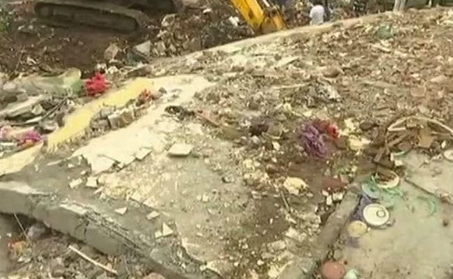 नोएडा : निर्मांणाधीन मकान की दीवार गिरने से एक बच्चे की मौत, 3 घायल