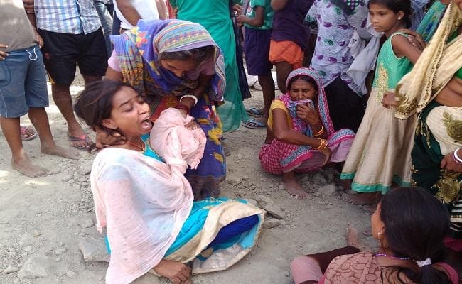 घरेलू कलह को लेकर महिला ने तीन बच्चों संग लगायी आग, मां-बेटे की मौत